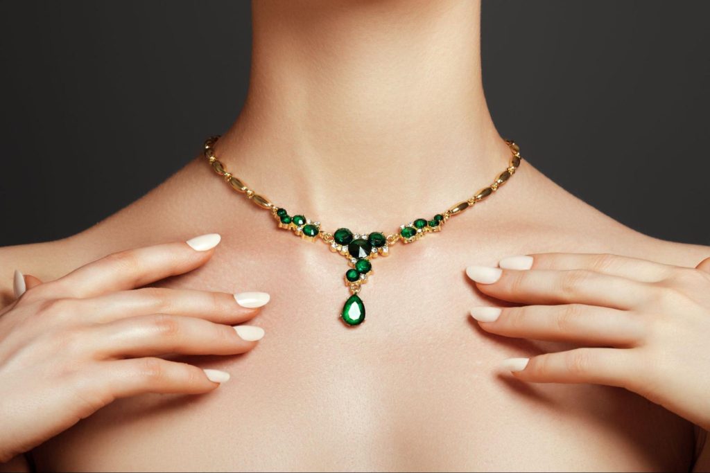 Beautiful, ornate and intricate emerald necklace with 